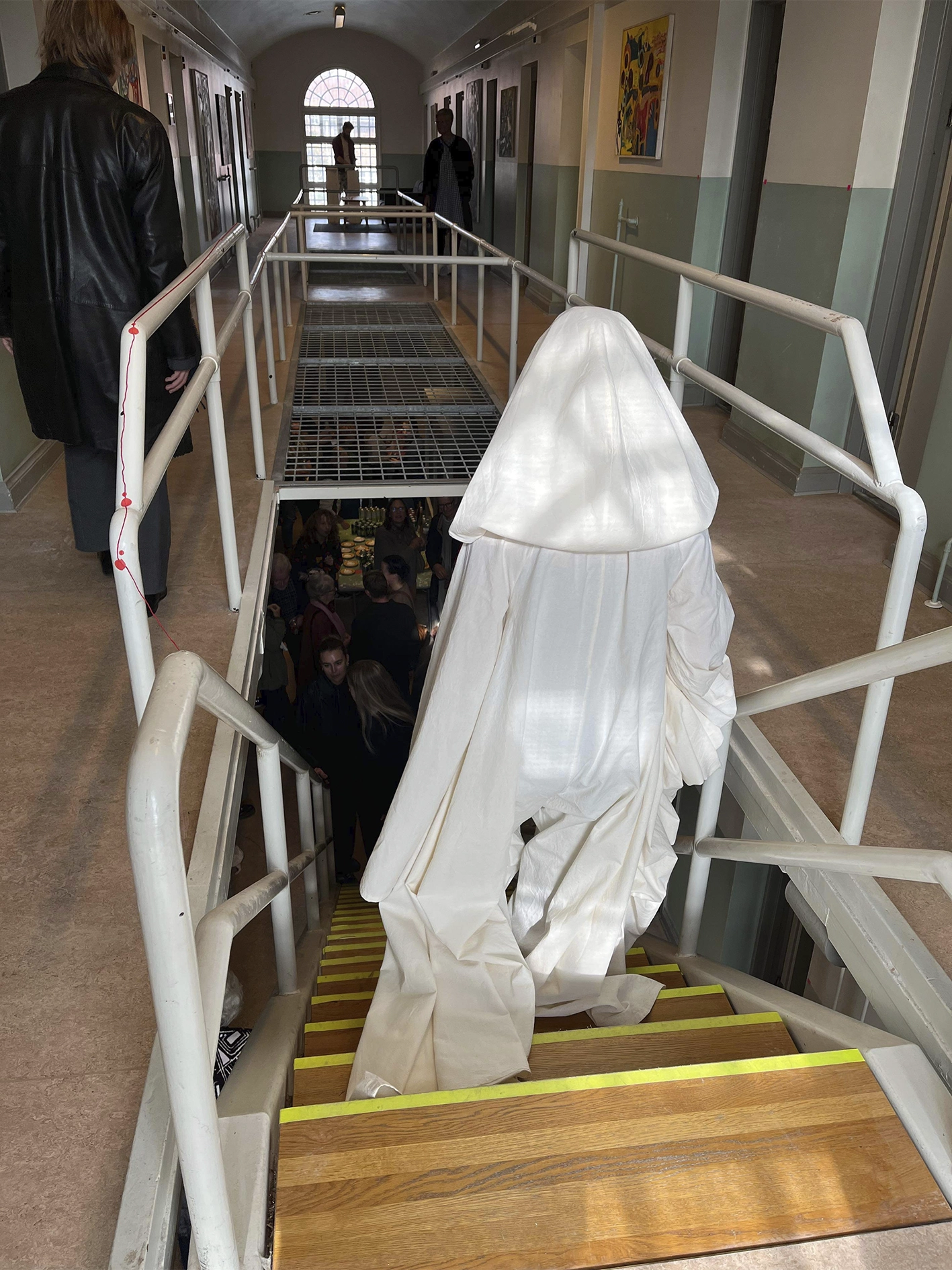 Measuring the Unknown I performance udstillingen UDENFOR INDENFOR, Arresten Hjørring. eget foto