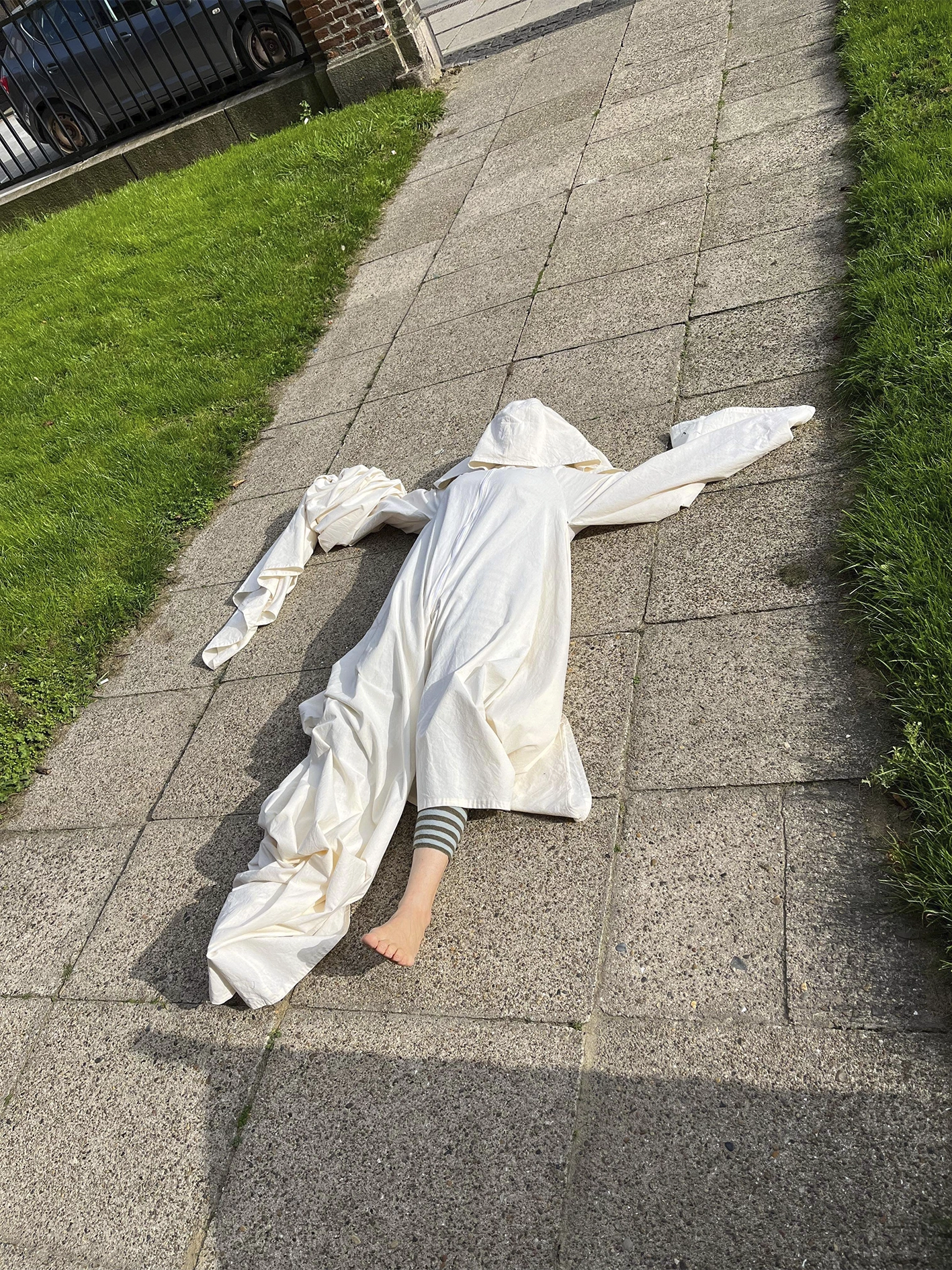 Measuring the Unknown I performance udstillingen UDENFOR INDENFOR, Arresten Hjørring. eget foto